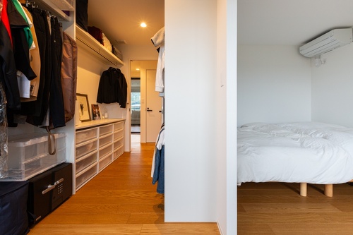 扉を開けてもベッドが見えないように、入口にクローゼットを設置した寝室