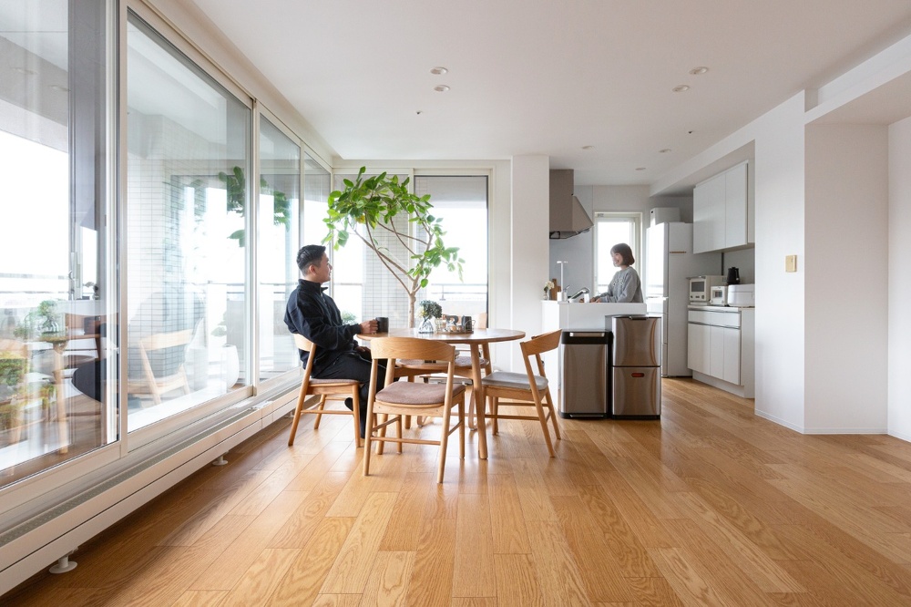 シンプルで広々としたホワイトオークの突板の床