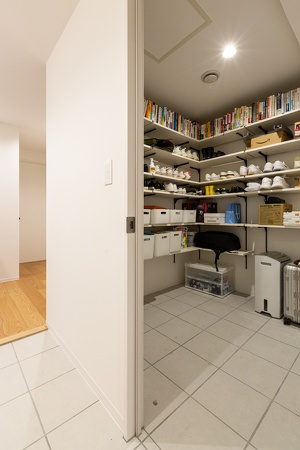 玄関の横には様々なものが仕舞える大容量の収納を新設しました