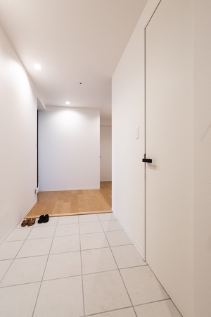 ホワイトで統一した、広い土間のある美しい玄関