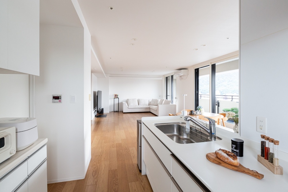 白と床のオークが清々しい、シンプルで広々としたLDK