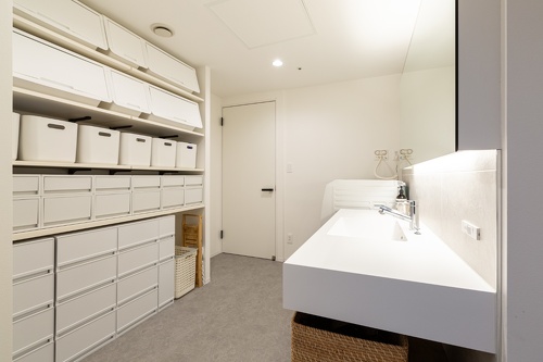 ユーティリティには壁一面の収納を作りました