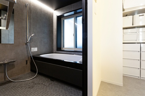 浴室はLIXILのスパージュBX。雰囲気のあるライン照明付き