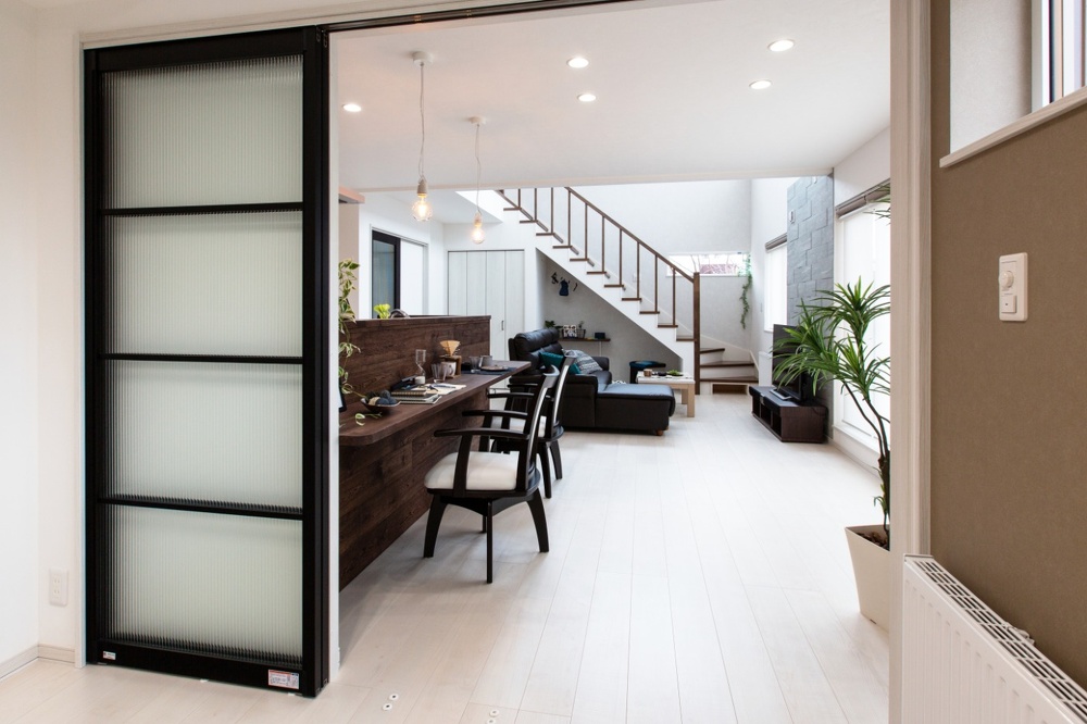 客間的に使える1階洋室から吹き抜けのリビングまで見通せる、シンプルで気持ちのよいプランです