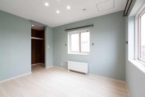 壁クロスの色合いが爽やかな息子さんの部屋は2面採光で明るく居心地のよい空間