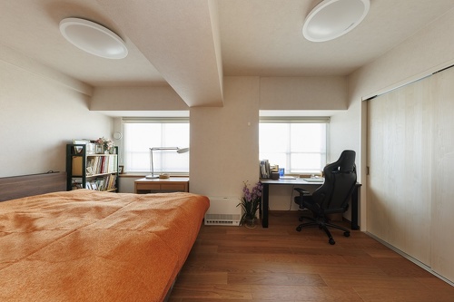 2つの部屋を使った寝室。ご主人の書斎コーナーもつくりました