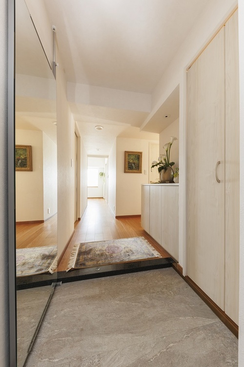 扉は引き戸に変更。絵や花が映える白を基調にした玄関