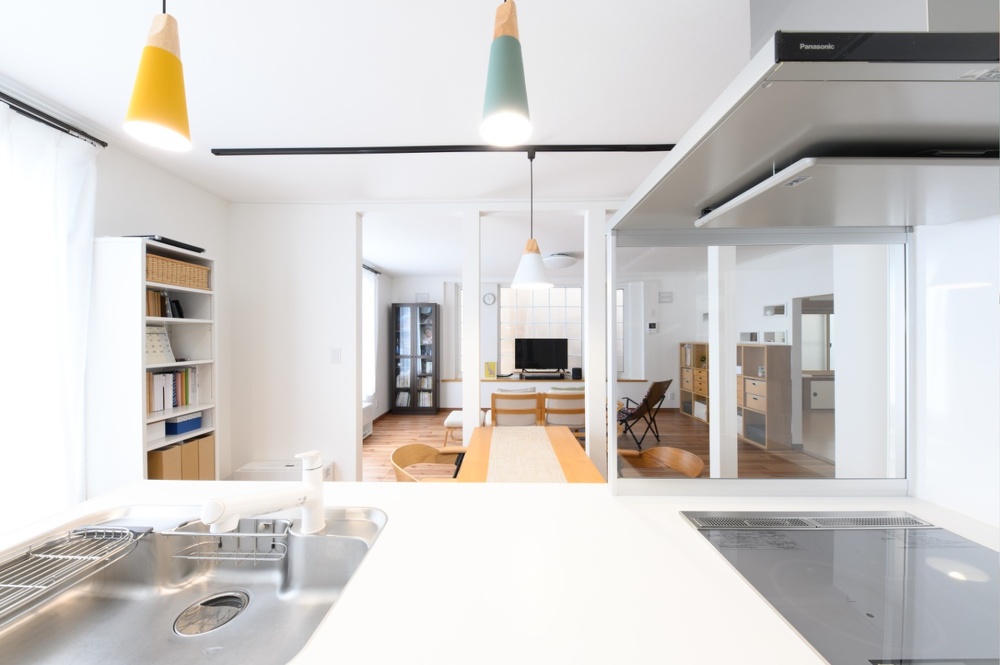 リファイン美園施行事例_キッチンからリビング