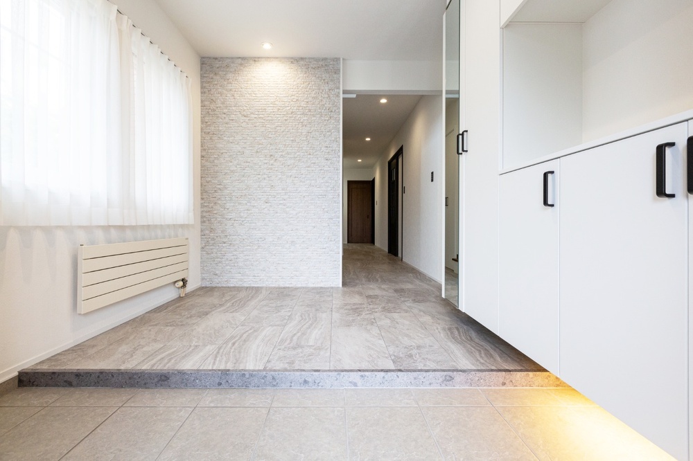 リファイン美園施工事例_暗く洋風だった玄関があかるいモダンな雰囲気に変わりました。正面の壁は外壁材を使用。