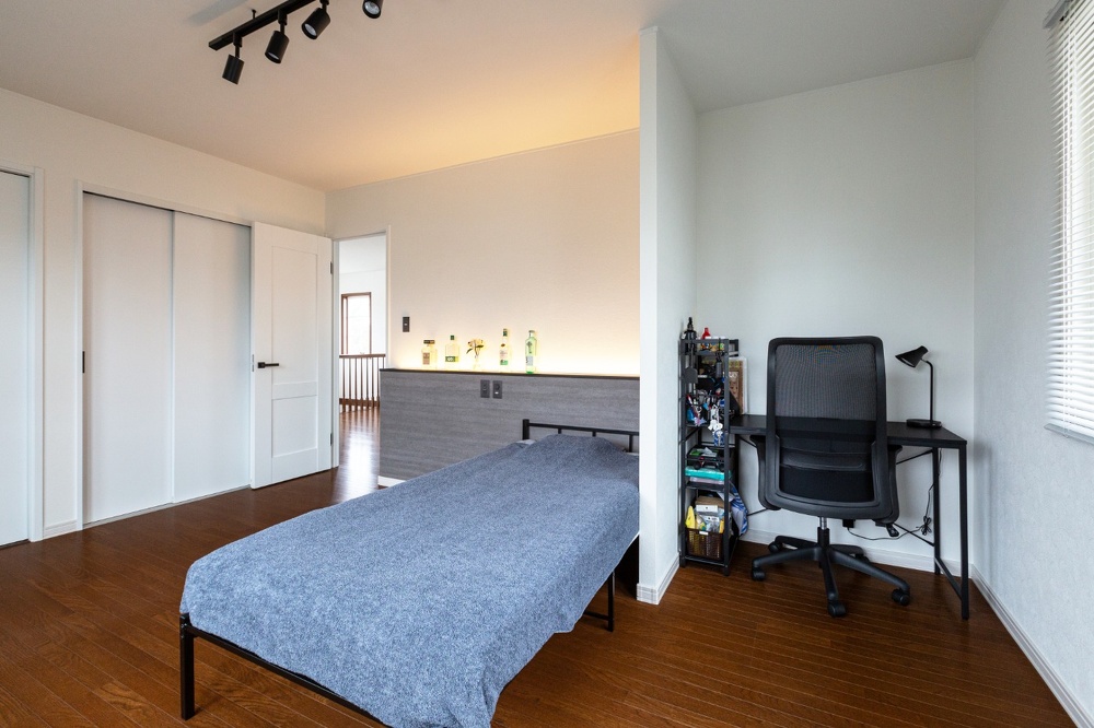 リファイン美園施工事例_間接照明を使ったホテルのような子ども部屋。デスクスペースも確保