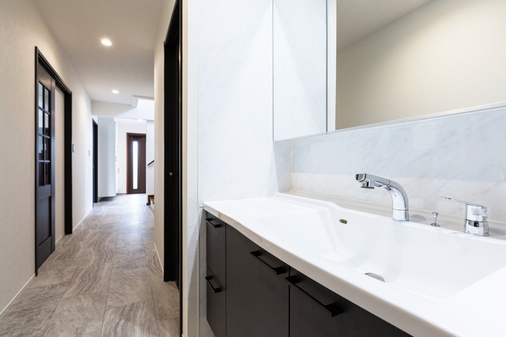 リファイン美園施工事例_広く大きくなった洗面