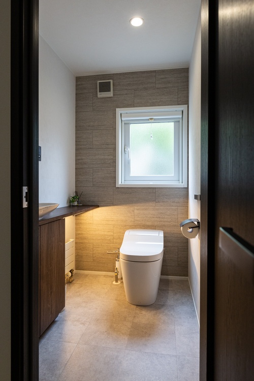 リファイン美園施工事例_ライトもおしゃれなトイレ。手洗いは一体型ではなく天面ボールを使ったものに変更