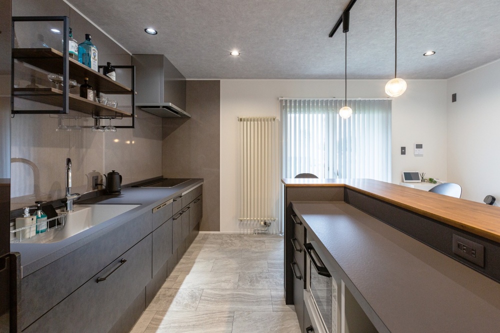 リファイン美園施工事例_おしゃれな壁付けキッチンとカウンター