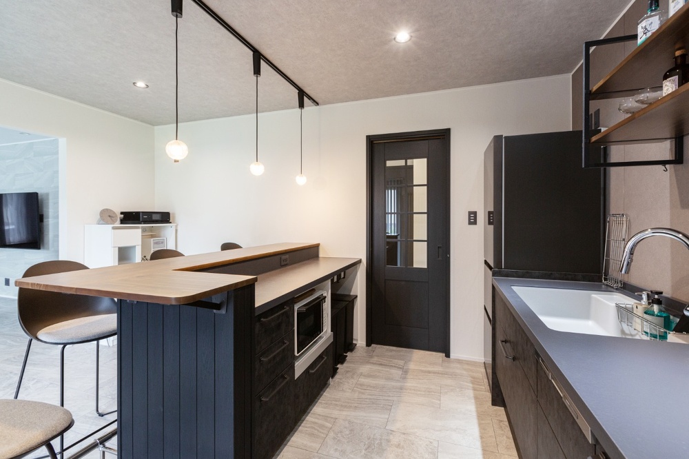 リファイン美園施工事例_カフェバーのようなキッチンカウンター