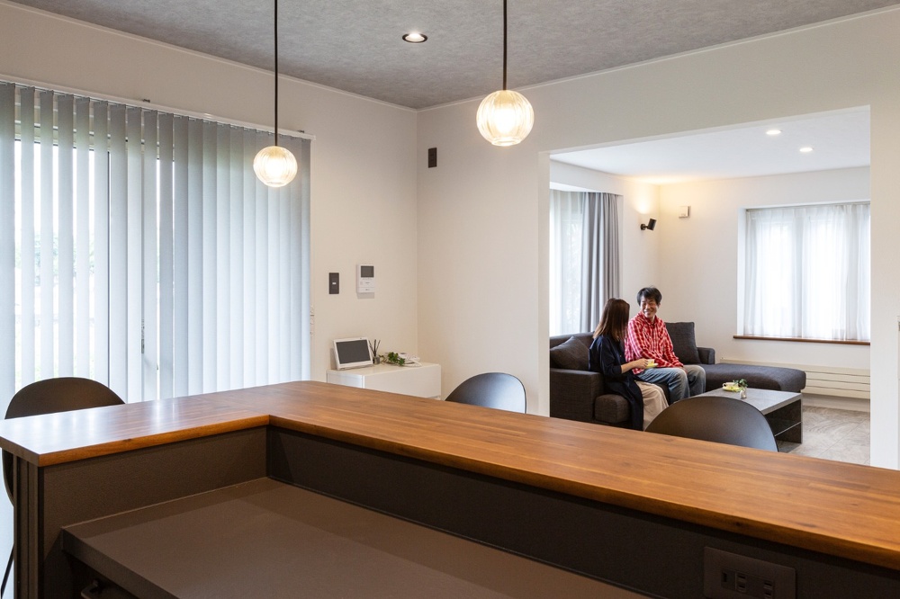 リファイン美園施工事例_実家リノベーション_kitchenカウンターからのリビング