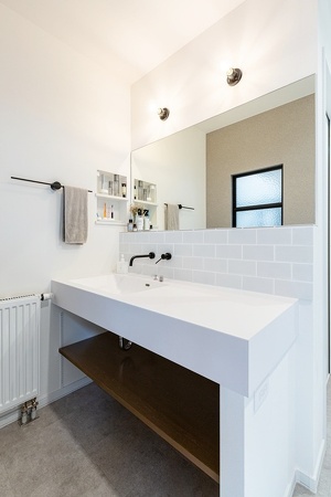 水栓金具などパーツの一つひとつが奥さまの情報収集の賜物。鏡に映るデコ窓もお気に入りです