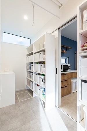 下着や部屋着などの衣類からペンやハサミなどの小間物まで、種類別にしてユーティリティに収納