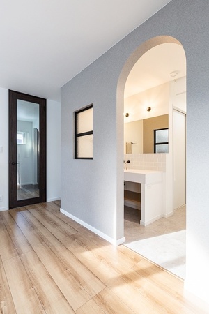 奥さまが希望したかわいらしいアールの間口。よく通る場所なので仕切りを設けずオープンに