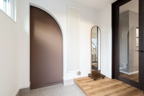 「玄関は2ウェイより収納力」とご主人が希望した土間収納は、ロールスクリーンで空間効率をUP