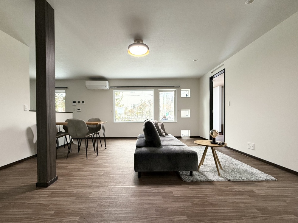 札幌｜リノベーション施工会社｜竹内建設リノベーション事業部_2階建ての実家を平屋にリノベーション完成見学会_リビングイメージ②