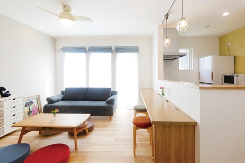 カウンター式のダイニングテーブルは「配膳がしやすく便利！」と、お母さまに好評です