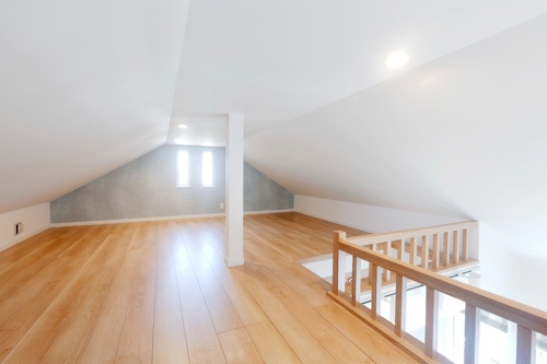 余裕をもって生活スペースを取れたのも、この広いロフト収納のおかげです