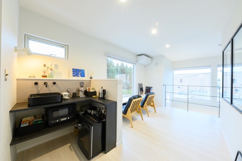 2階リビングの一角にはミニキッチンも。グレードを少し下げたことで「デザイン的には逆によかった。気に入ってます」とご主人