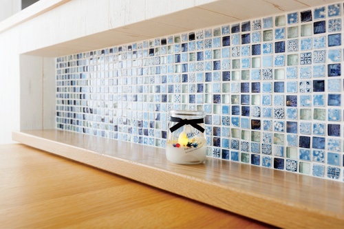 キッチンのダイニング側のタイル