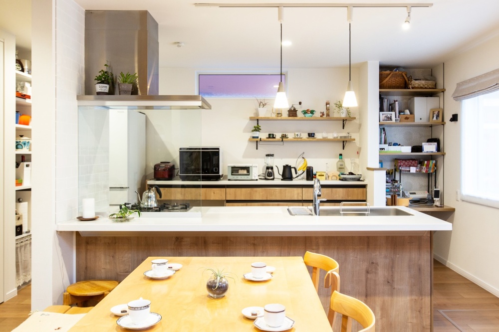 キッチンコンロもIH からガスに替えて、ランニングコストを削減。「鍋ふりができて楽しい！」とご主人も大満足。