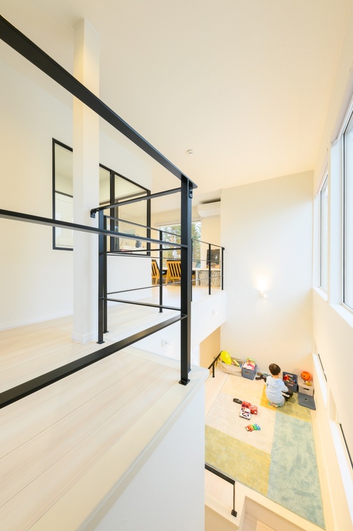 開放的な2階ホール。手すりや窓枠などの、黒のアイアンフレームが空間を引き締めて