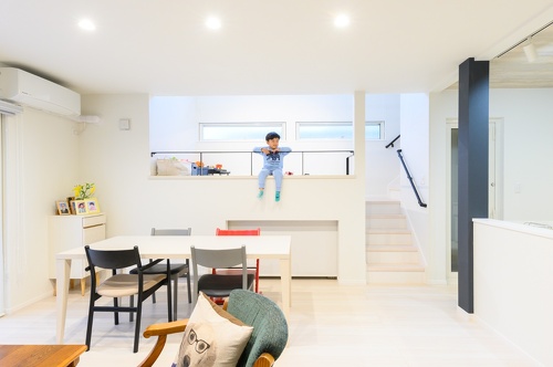 スキップフロアで遊ぶ息子さんに目が届きながら、空間の広がりも感じられるY邸。スキップフロア下はたっぷり収納の納戸に活用しています