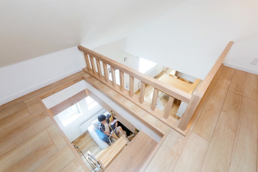 ロフトの一部を開けて吹き抜けに。リビングには開放感、ロフトには明るさと、どちらにもプラスの効果があります