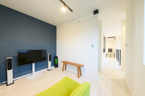 2階シアタールームは隣りのワークルームとの間の壁上部をあけて、気配が伝わるように配慮。