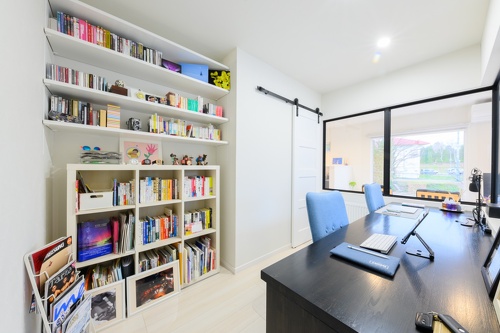 ワークルームには、オープン棚のほか、右側の奥にも収納を確保しました