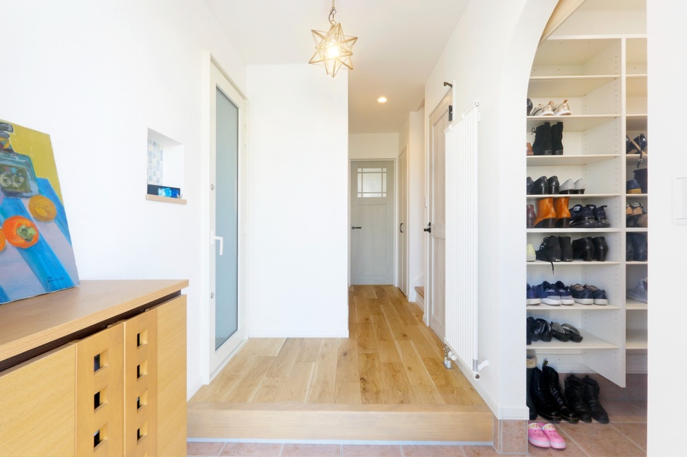 玄関共用のS邸。容量たっぷりのシューズクロークを備えています