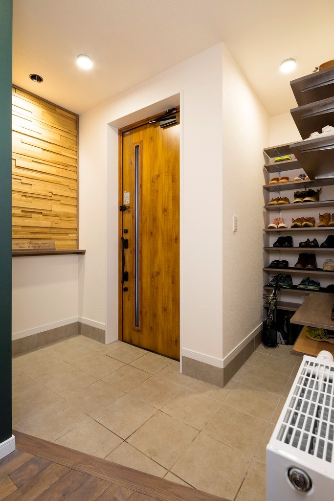 玄関にアクセントをつけるシーゲルの木製デザインウォールは、リビングワークの提案