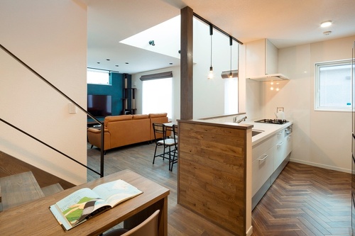 階段横に造作されたカウンターは、家事の合間の書き物やひと休みに便利。息子さんの勉強机として活用することも