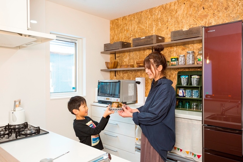 造作の棚がおしゃれなキッチン背面の壁には、ご主人が希望していたOSBボードを張っています