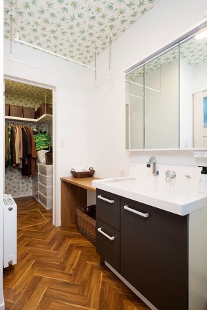 ヘリンボーン柄の床もおしゃれな洗面・UT。奥に見えるのがご夫妻絶賛のウォークインクローゼット