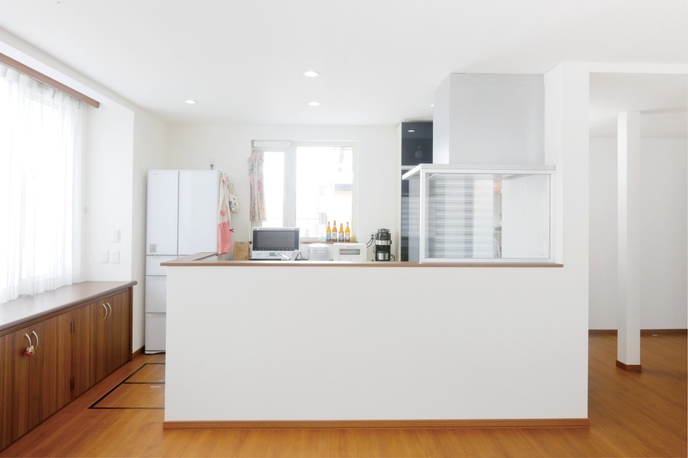 レンジ前には油ハネ対策用のガラスを入れて。こちらもご主人の案で、住まいのサポート21で造作しました