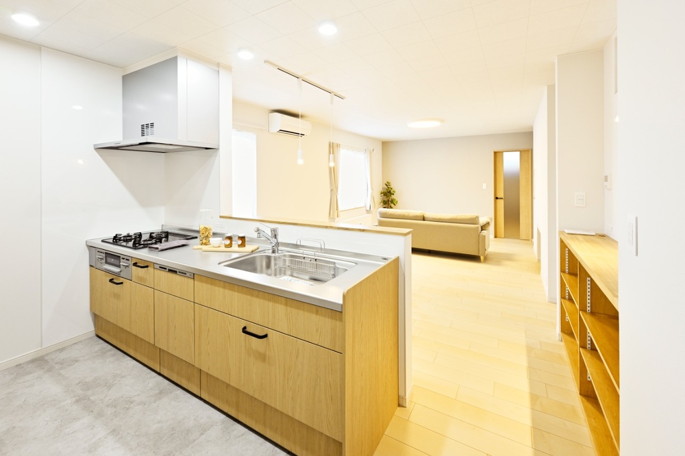 キッチンは、モノを落としたり汚れることを想定して、モルタル風のフロアタイルに