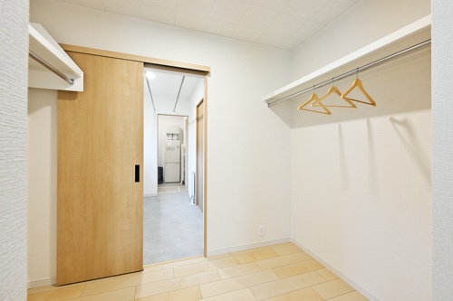 ランドリールームと主寝室の間に配置されたウォークインクローゼット。「洗濯物の収納や着替えがとってもラク」とご夫妻も目を輝かせて