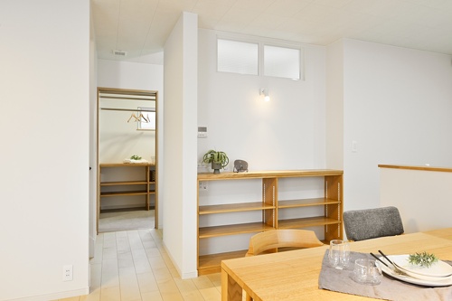 ちょっとしたモノが置けるニッチも便利です