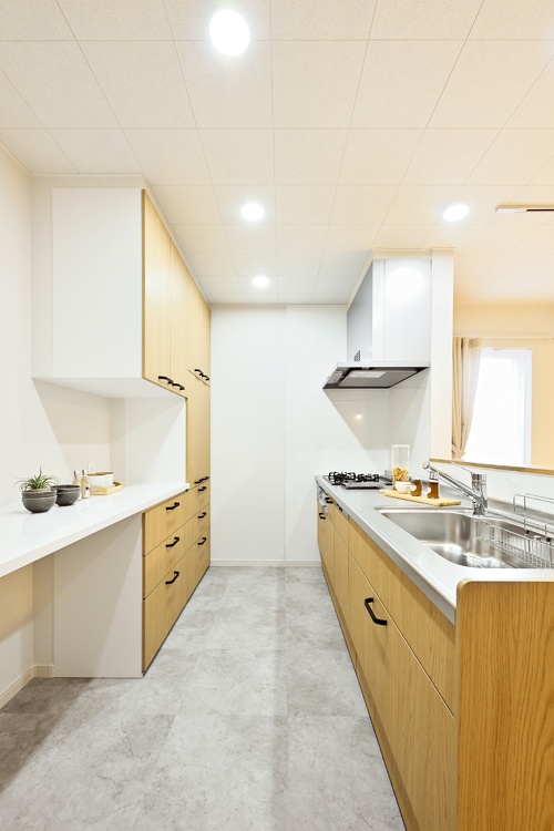 奥行きが通常サイズより10㎝深い造作カウンターを設置