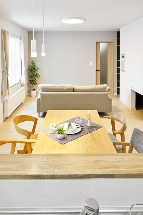 元気に遊ぶお子さんに目が届き、家族のコミュニケーションにも有効な対面キッチン