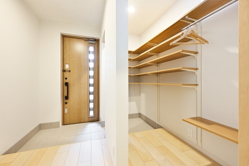 玄関は、コート類や靴など収納量をしっかり確保したクローゼット側からも上がることができる２ウェイ動線