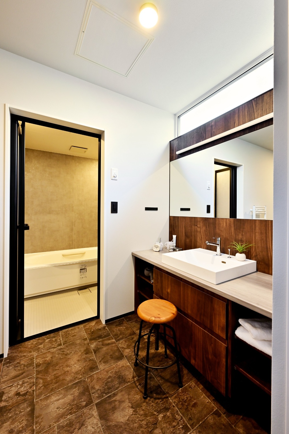 旭川｜戸建て｜モデルハウス(販売中)｜中古リノベーション施工事例｜石山工務店_平屋感覚＋ヴィンテージの『mature model』大人の空間_石畳風のクッションフロアを使ったおしゃれな洗面