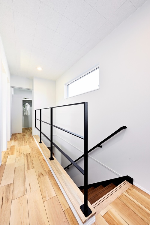 旭川｜戸建て｜モデルハウス(販売中)｜中古リノベーション施工事例｜石山工務店_平屋感覚＋ヴィンテージの『mature model』大人の空間_明るい2階ホール。手すりはシックにブラックのアイアンで