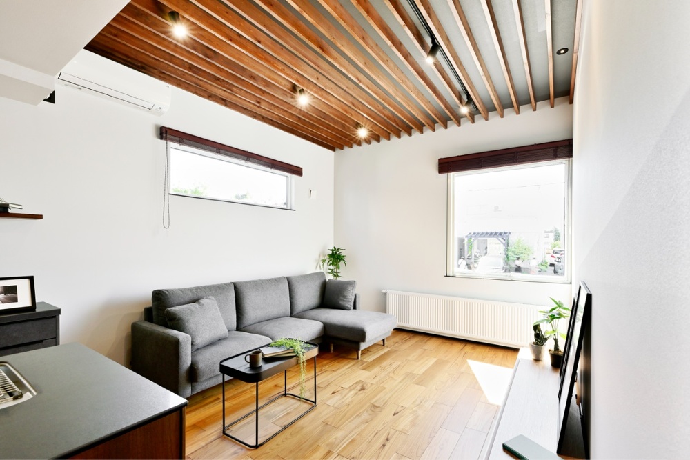 旭川｜戸建て｜モデルハウス(販売中)｜中古リノベーション施工事例｜石山工務店_平屋感覚＋ヴィンテージの『mature model』大人の空間_天井にルーバーを使ったリビング。床はIKUTAの「銘木フロア」を使用