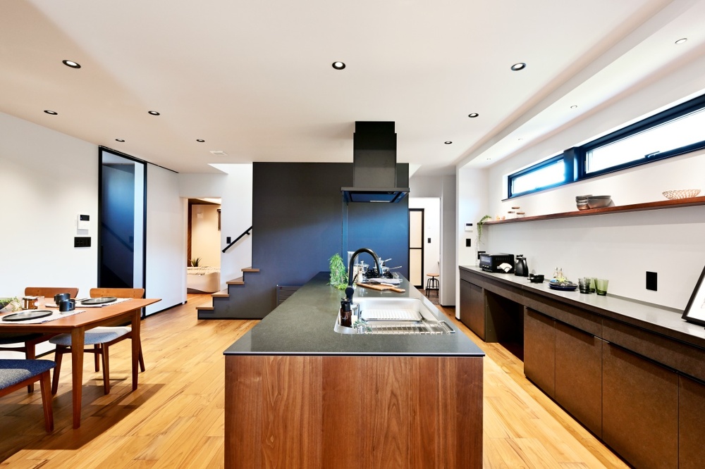 旭川｜戸建て｜モデルハウス(販売中)｜中古リノベーション施工事例｜石山工務店_平屋感覚＋ヴィンテージの『mature model』大人の空間_使いやすい回遊動線。キッチン横の壁と暖房パネルも同色でコーディネート